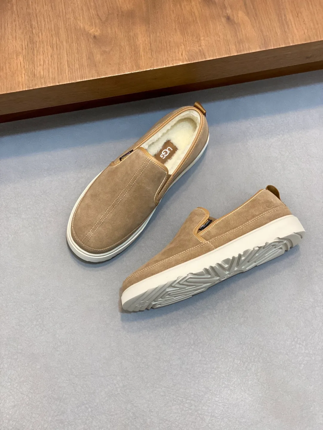 Men's shoes 💰580 New UGG fur-integrated men's simple and fashionable snow shoes. The most worth buying at the end of this year are warm casual shoes. Whether you are out and about at home, their comfortable and warm performance will be your most suitable fashion companion! The material is cowhide upper and imported wool is used inside. Two layers of cowhide for warmth and comfort! The eva+ rubber patch outsole is cushioned, non-slip and wear-resistant, and has good elasticity. It is light and wear-resistant, comfortable and soft, and the new simple cut is more fashionable. It has both practicality and fashion sense, so you no longer have to worry about how to match it in winter, while still maintaining your fashionable taste. High-quality genuine wool produced in Dongguan. The material depends on the details! Size: 39-40-41-42-43-44-45 sneaker size